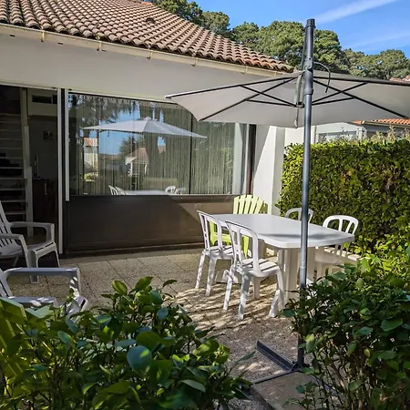Hébergement de vacances Maison Dans Avec Piscine Et Tennis - 4 Personnes *