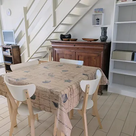 Vakantiehuis Maison Dans Avec Piscine Et Tennis - 4 Personnes