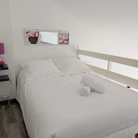Hébergement de vacances Maison Dans Avec Piscine Et Tennis - 4 Personnes *